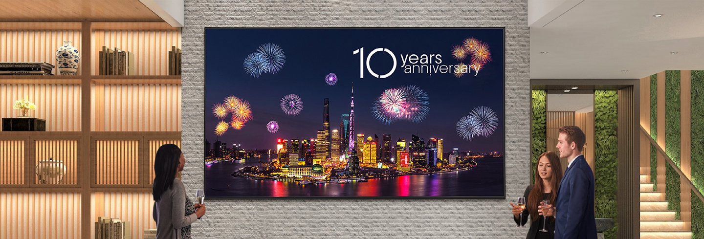 75UH7N-M 75 inch 4K UHD Signage ensures clear visibility for kiosk display price in bright store lighting.