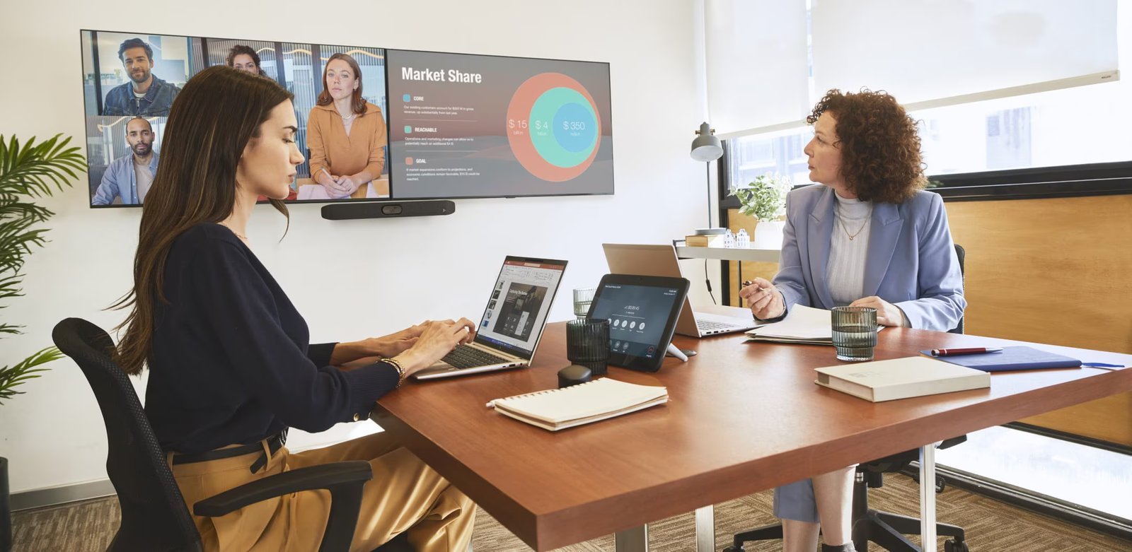 HP Poly Studio X32 | 4K All-in-One Video Bar with PoE for Small Meeting Rooms 1 HP Poly Studio X32 4K all-in-one video bar small meeting room PoE front view