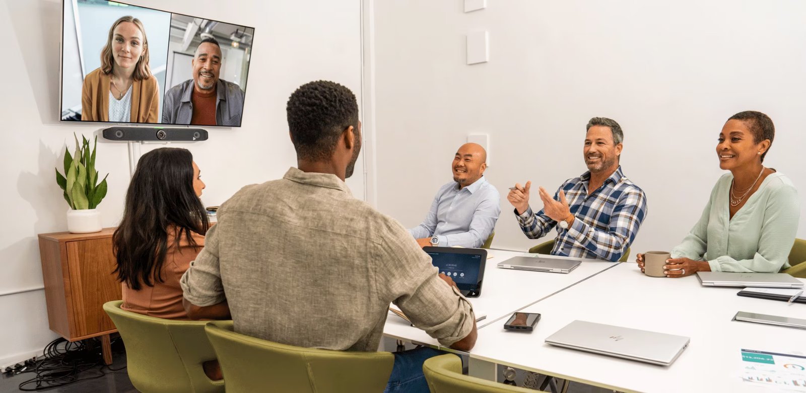 HP Poly Studio X52 | 4K All-in-One Video Bar with DirectorAI for Medium Meeting Rooms 1 HP Poly Studio X52 4K all-in-one video bar medium conference room front view