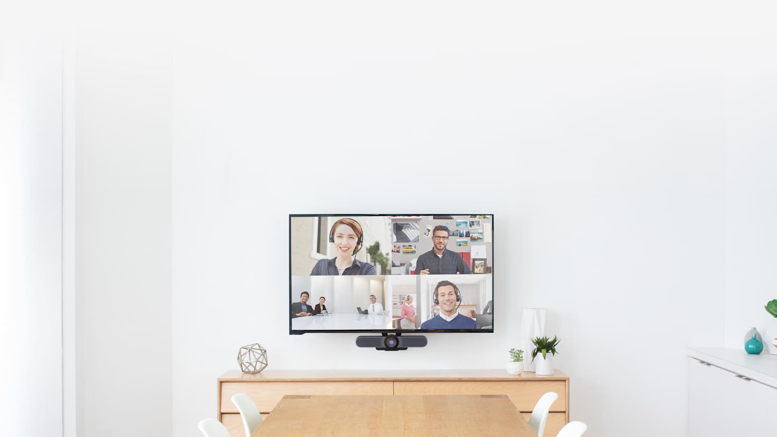 Logitech MeetUp | 4K USB Conference Camera for Huddle and Small Rooms 3 Logitech MeetUp RightSound beamforming audio voice clarity