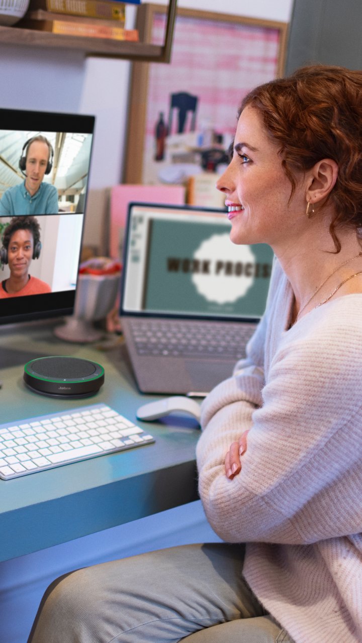 Jabra Speak2 40 UC Speakerphone – USB-A & USB-C 8 Jabra Speak2 40 — USB connection to laptop